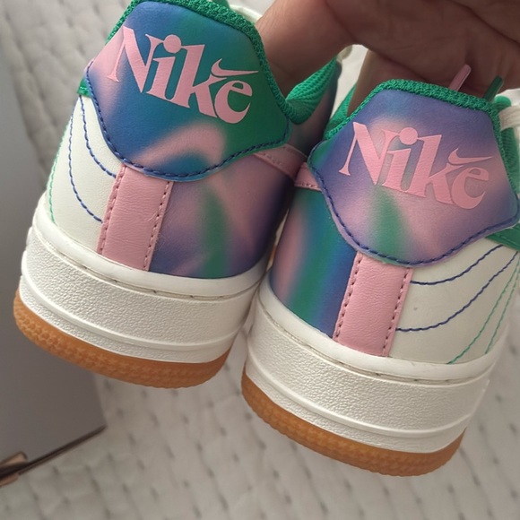 NEW ! Nike AIR FORCE 1 LV8 3 Big Kids’ Shoes Sz 4 Y  White/Green/Pink - Picture 3 of 6